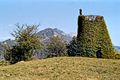 Escursione nel Parco Colli di Bergamo, uno delle decine di roccoli presenti nel parco, la torre dell'uccellatore.